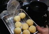 こだわりの油で揚げてます「自家製じゃがいもコロッケ、動画でご紹介中！」