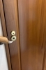 トイレットペーパーの芯を使ってトイレからの脱出を実演！「「トイレに閉じ込められた！」そのとき役立つ、親方直伝の防災テクニック」
