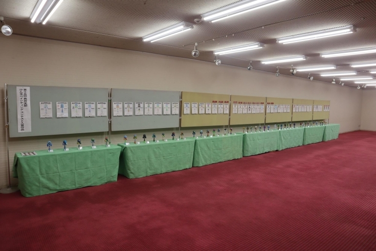 40本以上のけん玉が展示されています。「けん玉ペインティングコンテストの作品が展示されています❕」