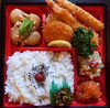 「明日の日替り弁当は鶏のピザ風」