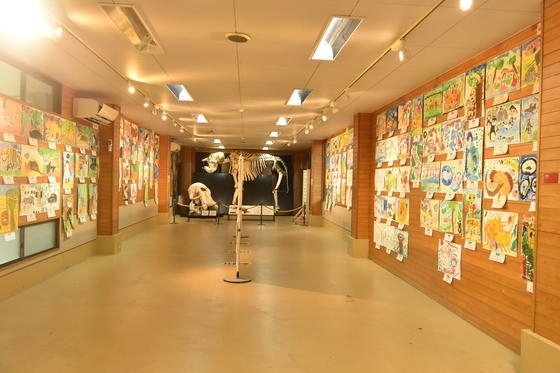 180作品を展示中「企画・展示　第35回とべ動物園写生大会入賞作品展」