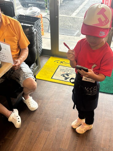 お子様がオーダー受け付ける様子です!「夏休み☀️ラーメン作り子ども体験!」