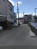 この十字交差点超えて、左側です。「駐車場の座標」