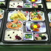 仕上料理（白蒸し入り）「【5月19日】大切な日の仕出し料理。選べるご飯（ばらずし・白蒸し）と、鳥居から望む美しい水門湾 ⛩️🍱」