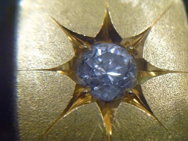 目立つのはダイヤの付いた、このリング「買取専門 金のクマ 沼津店　重量級の金とプラチナのリング3点 1点はダイヤつき(^^♪」