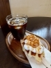 「キタカタイコイカフェで“多笑餅タイム”。駅前でほっと一息スイーツ時間」