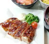 若鶏の照り焼きときつねそば「   ○・。＊　週替わりアザレアランチ　＊。・○」