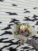 淡い色の花にミモザのグリーンはぴったり「優しい色」