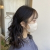 「暗めのオリーブカラーに顔まわりにさりげないフェイスフレーミング【公園モチーフの美容室】」
