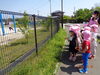 小学校の校庭に興味津々「みんなでおでかけ」