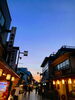「柴又参道の夕暮れ」