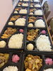 つけ添えは小籠包と春巻きです。「本日の日替わり配達弁当」
