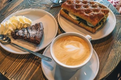 この朝食、昼食は糖質が少々高い気がします。「現代の食文化について…。」