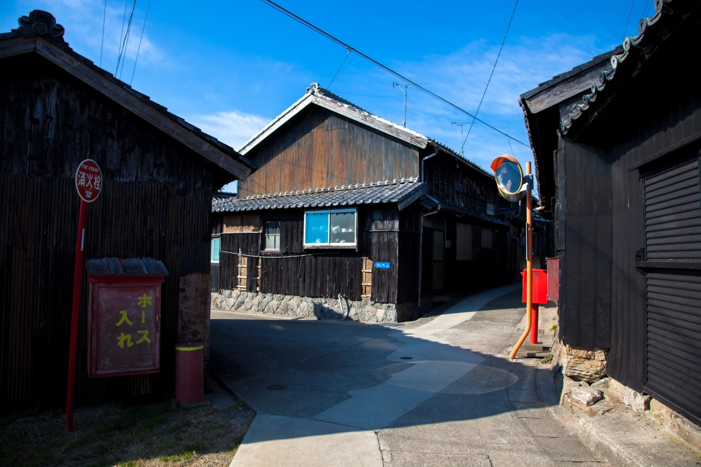 佐久島の黒壁スクエア