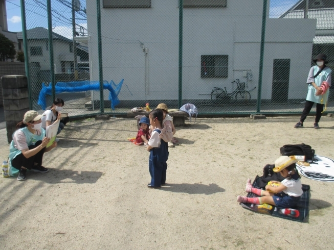 お茶ｔｉｍｅ♬　紙芝居でほっと一息「今日は　にこにこDoようび「お庭で遠足ごっこ」がありました！」