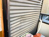 飛来物がぶつかり、戸袋が歪んでしまいました「【連日の強風の被害に遭われた方へ】～外壁塗装専門店のユウマペイント船橋店～」