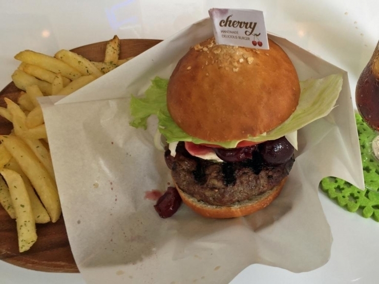 CHERRY BURGER（チェリーバーガー）