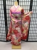 河津桜のようなピンクと大花の中に桜が舞っています「春の振袖フェア！【葛飾区限定！成人式の豪華振袖フルセットレンタル店】」