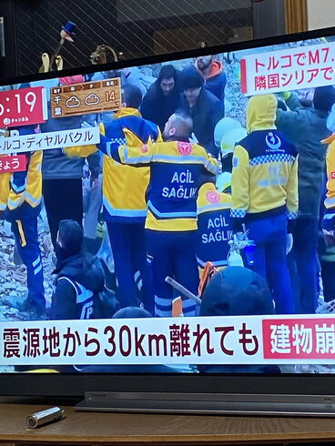 救助に向かう消防隊員達と被害の有り様です「トルコ地震の報道を見て 西船橋アンティークDEN」