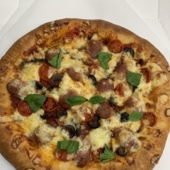 ポルチーニ茸とソーセージのピザ