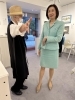 左　奥村さん　　右　昔からのスタッフの美人さん「シルクランド画廊　京橋」