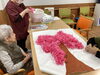 「桜の壁面飾りで春を感じていただいています」
