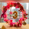恐竜とピンクで囲む3歳のお祝い「暑い日はおうちでゆったり🏠🎈 Mama＆Me.の出張バルーン装飾で、お祝いの時間をもっと特別に演出🎉」