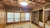 格天井、床の間、違い棚、真壁づくり・・・本格的な和室８畳（CG処理で動産の一部を消去しています）「敷地約71坪！4台分の駐車スペース！地下室付の中古戸建です！！」