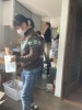 荷物を運ぶ人2「PANのMIMI開店に向けて準備してます」