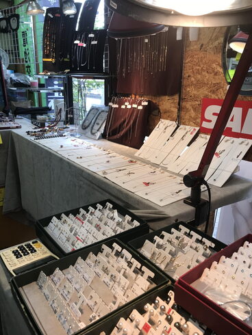 地金ネックレスやイヤリング、ピアスも「創業50年ありがとうジュエリーフェア開催中!!! 本日14日(金)は午後6時迄、明日15日(土)午前10時〜午後6時迄です。ご来店お待ちしております。」