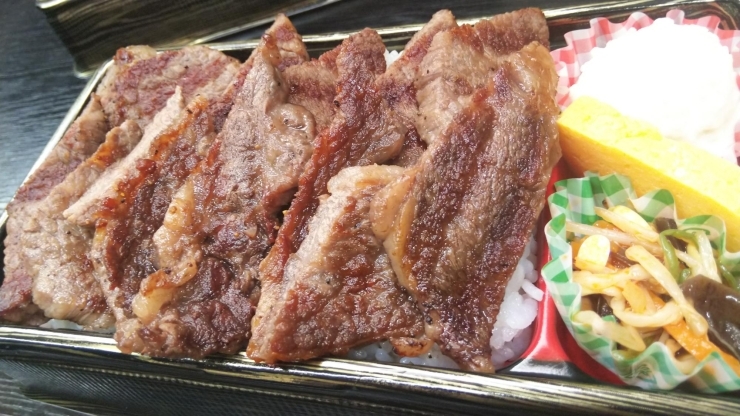 柔らかい肉質でオススメの一品です(1.380円)「黒毛和牛ステーキ弁当」