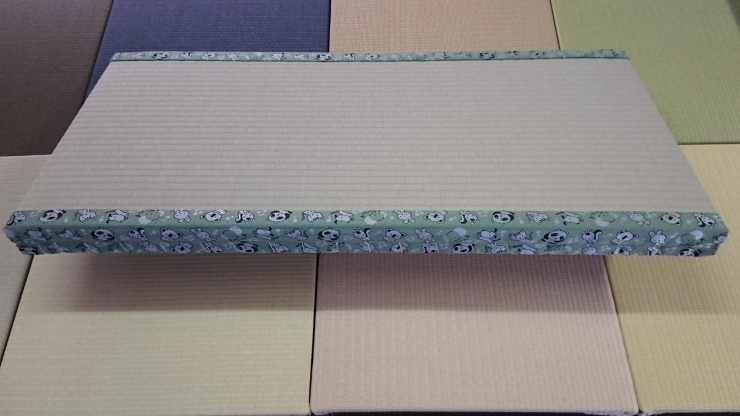 和紙表を使用。カラーは灰桜色。「とっても軽い、持ち運びができる“畳”！　」