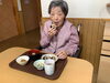 普段はお粥ですが恵方巻をパクリ「お寿司大好き！」「節分の豆まきをし、柊鰯を飾りました。」