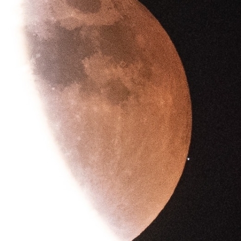 月食＆天王星食の天体ランデブー（天王星は4時の方角「442年ぶり！　皆既月食と天王星食の決定的写真です」