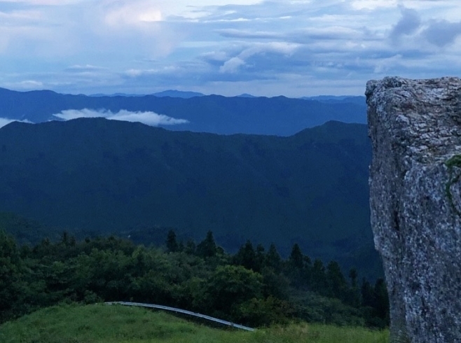 右の岩に座って撮影するのが映えポイント！「和歌山のおすすめ観光スポット❣【生石高原(紀美野)】」