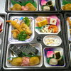 助六弁当：田植え前の準備作業時などのお昼ごはんにどうぞ「【5月10日】一点の曇りもない快晴！法事会席から田植えのお供「助六弁当」まで 🍱☀️」