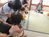 タンバリンに興味津々！「０歳からの音楽教室　親子で笑顔　絶対音感が身に付く！千葉リトミック教室」