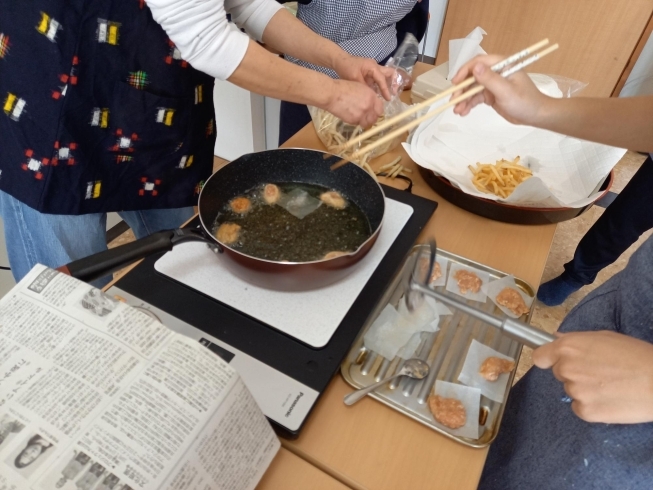 チキンナゲットを揚げています！「2月の余暇活動の様子をお伝えします(*^^*)」