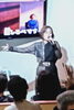 フアーラウエイを熱唱する、五十川ゆきさん♪「本日より歌の広場T.S再開です。夏休みをありがとうございました。」