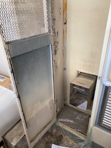 排気塔を入れ替えました。「バランス釜から広い浴槽へ 給湯器設備を交換リフォーム　【神戸市西区 リフォーム 便利屋】」