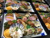 自治会での折詰・刺身とセット。2700円（税込）「菜の花…」