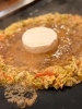 自慢の鉄板焼きで乾杯「新作！カマンベール丸ごともんじゃ始めました🧀」