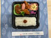 「本日の手作り日替わり弁当は人気ツートップの「唐揚げ＆ハンバーグ」！手作り副菜とともに9時30分より販売いたします」