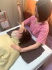 小顔調整の様子「骨盤調整から始める小顔フェイシャルエステで、フェイスラインすっきり！」