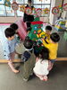 クリスマスツリーのタペストリーを飾りつける様子「ひなたぼっ子保育園のクリスマス会♪」