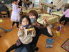 年長組の飾り作り「きれいなお花に笑顔がキラリ☆」