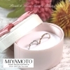 「先輩カップルさんが選ばれた、プラチナとイエローゴールドの『インセンブレ〜ほほえみ〜結婚指輪』をご紹介します💕」