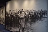 「抑留や引き揚げに関する絵画や写真を展示しています」