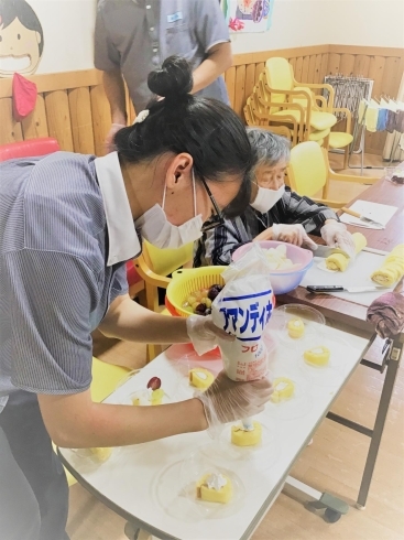 生クリームたっぷりでデコレート♪「『食欲の秋！ ケーキ作り✨』」