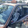 ラッキーハロウィンタクシー「村上彫刻に『LUCKY HALLOWEEN TAXI』がやってきました！！」